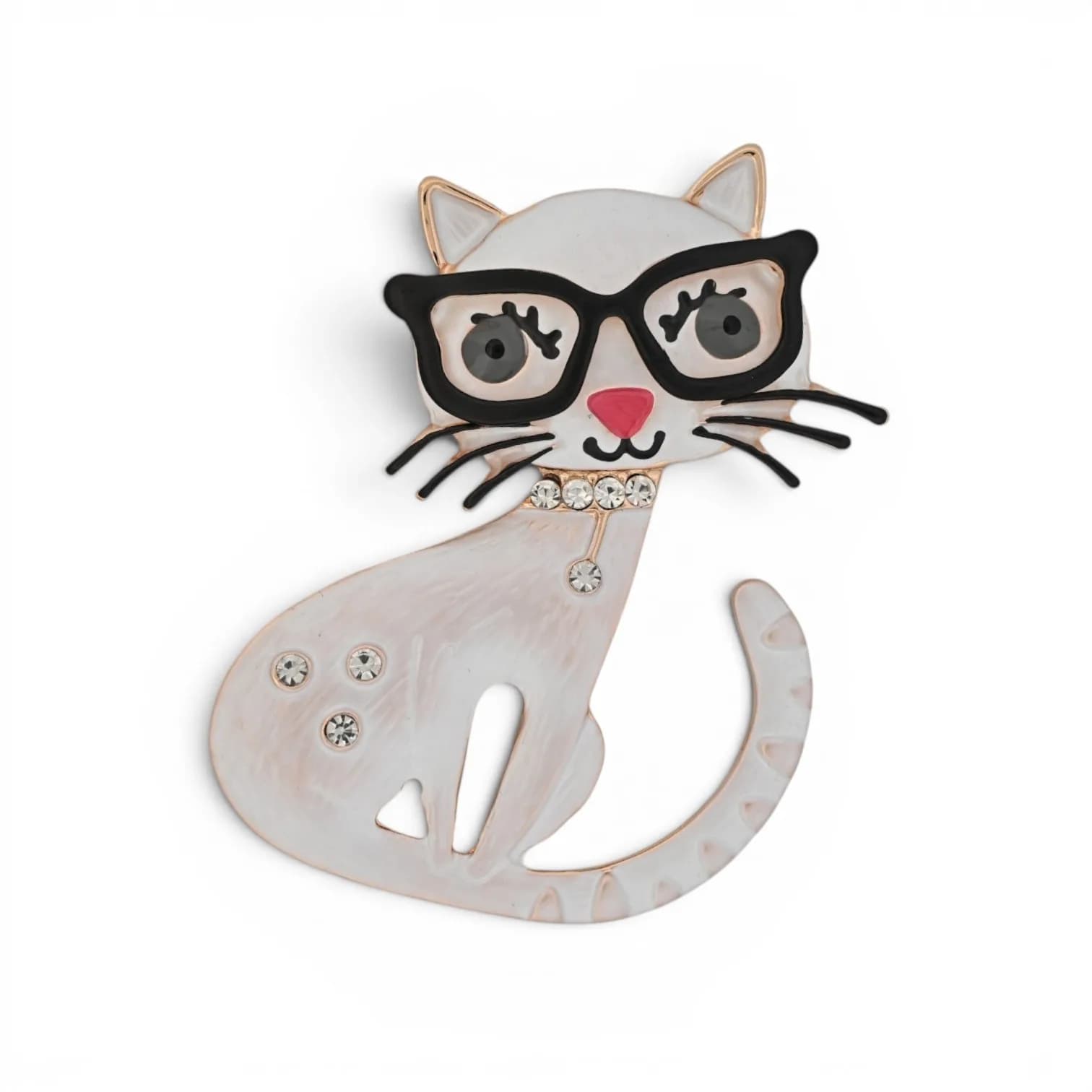Broche chat blanc à lunettes aimantée, félin blanc nacré assis avec lunettes noires, contours dorés et cristaux