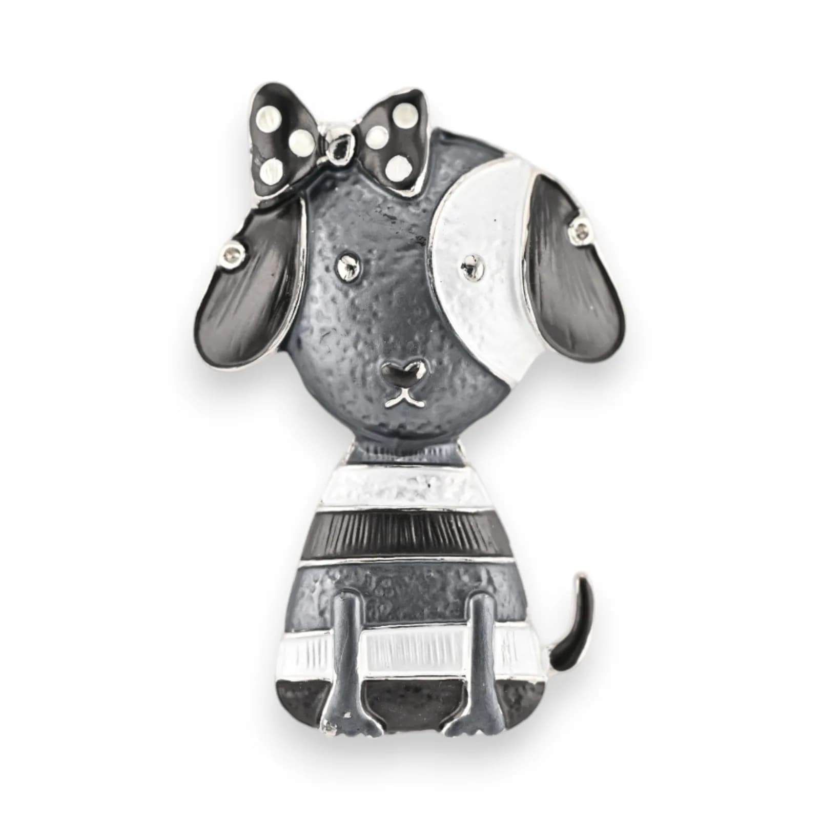Broche chien gris et blanc aimantée, coiffée d'un nœud à pois, corps rayé et museau noir