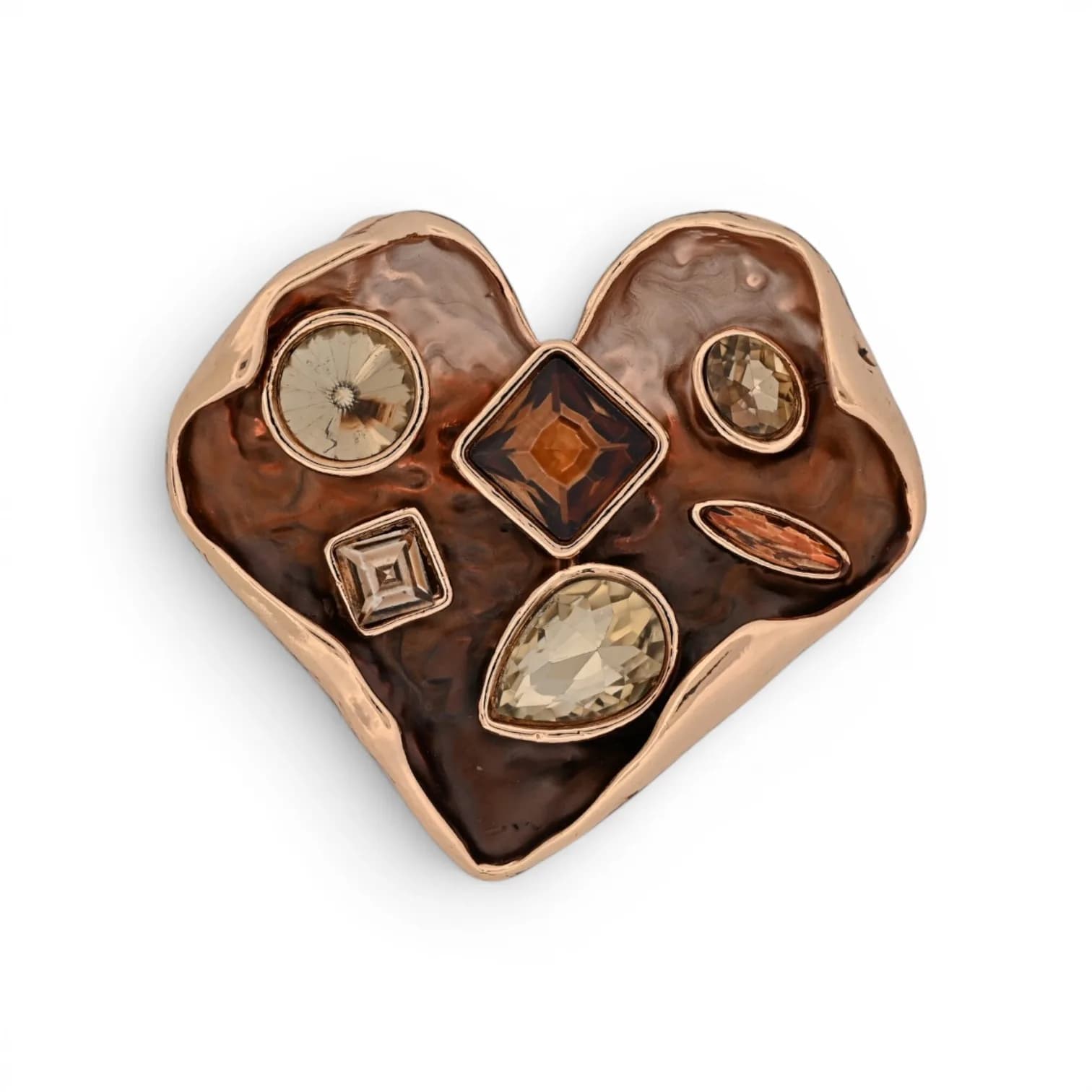 Broche cœur ambré et doré à cristaux aimantée, cœur martelé serti de cristaux facettés topaze et champagne