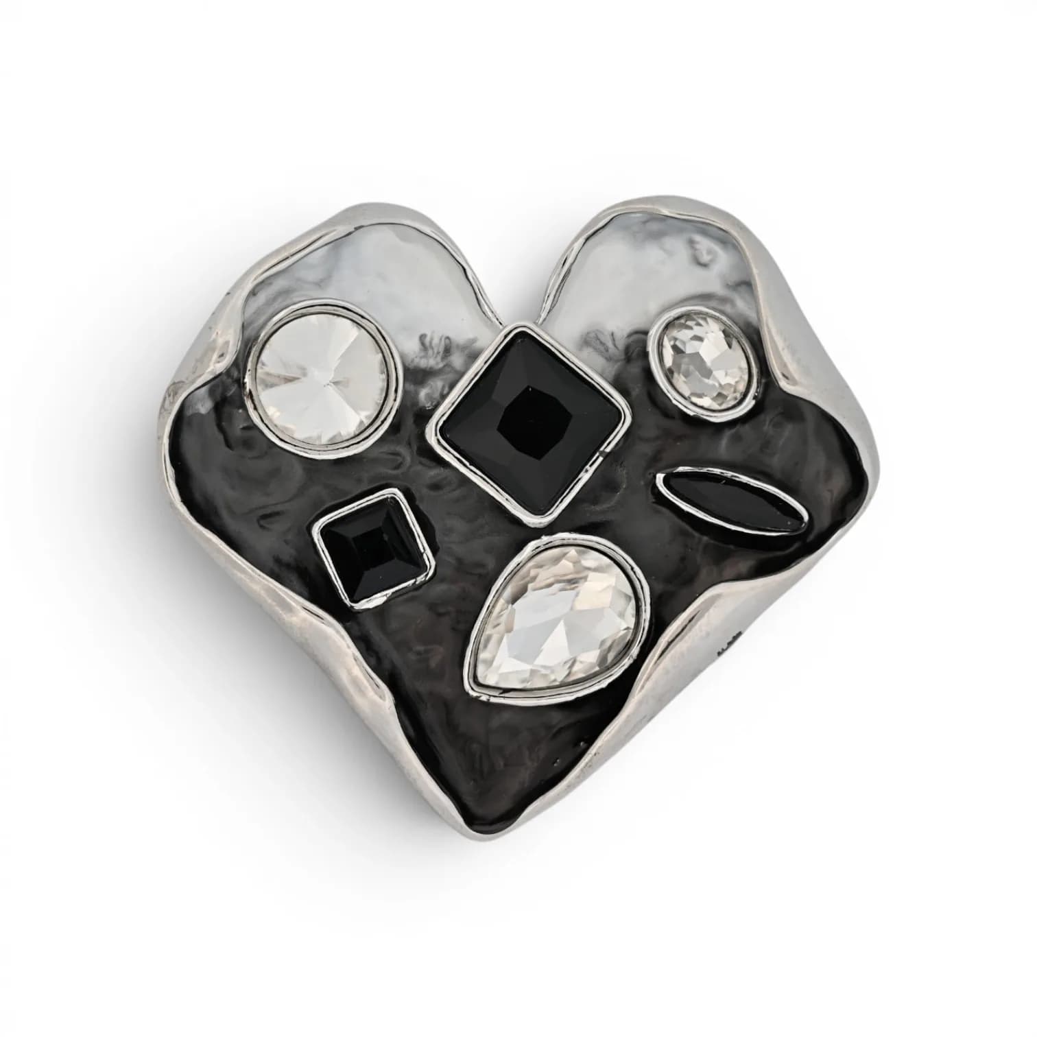 Broche cœur noir et argent à cristaux aimantée, cœur martelé serti de cristaux facettés noirs et transparents