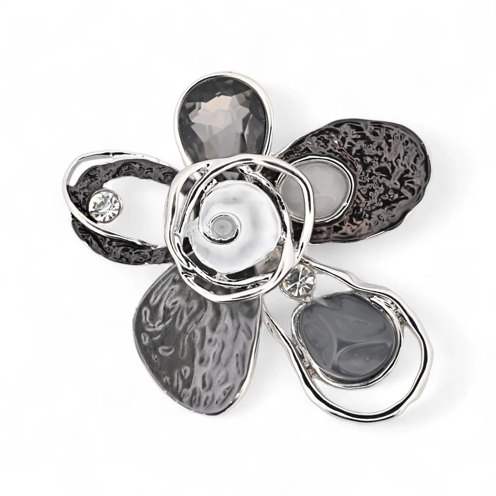Broche fleur abstraite aimantée, six pétales multi-textures en gris et argenté avec strass